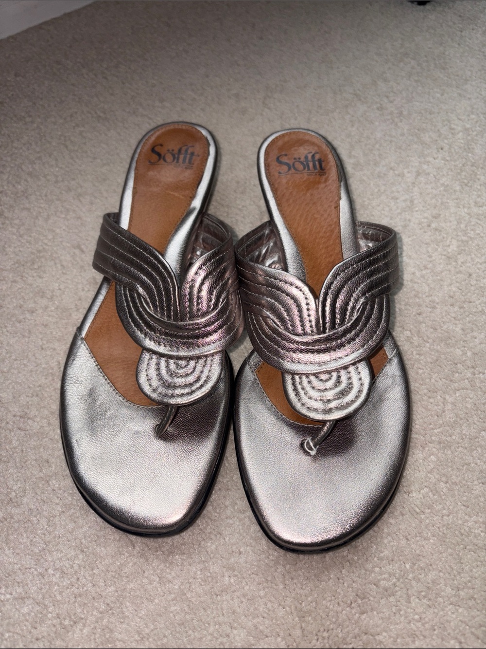 🐚 Sofft Metallic Bronze quilted Thong Sandals